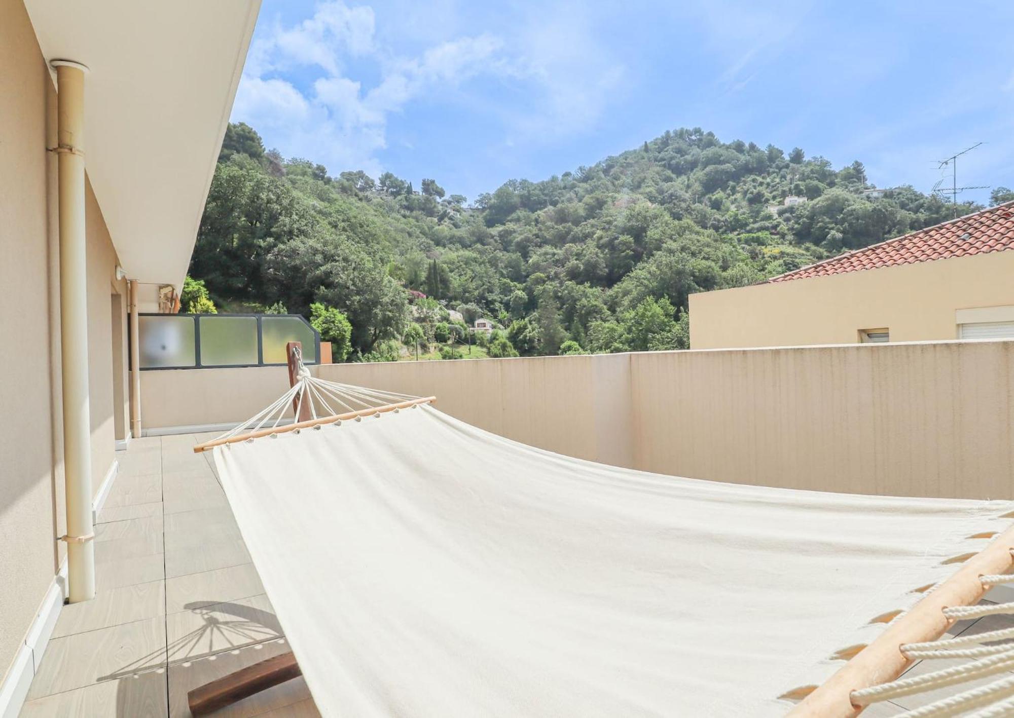 Appartement Spacieux Rooftop Parking, Terrasse Ensoleillee *
